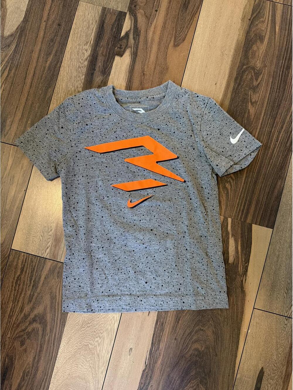 Nike Boys' Gray and Orange Graphic T-Shirt